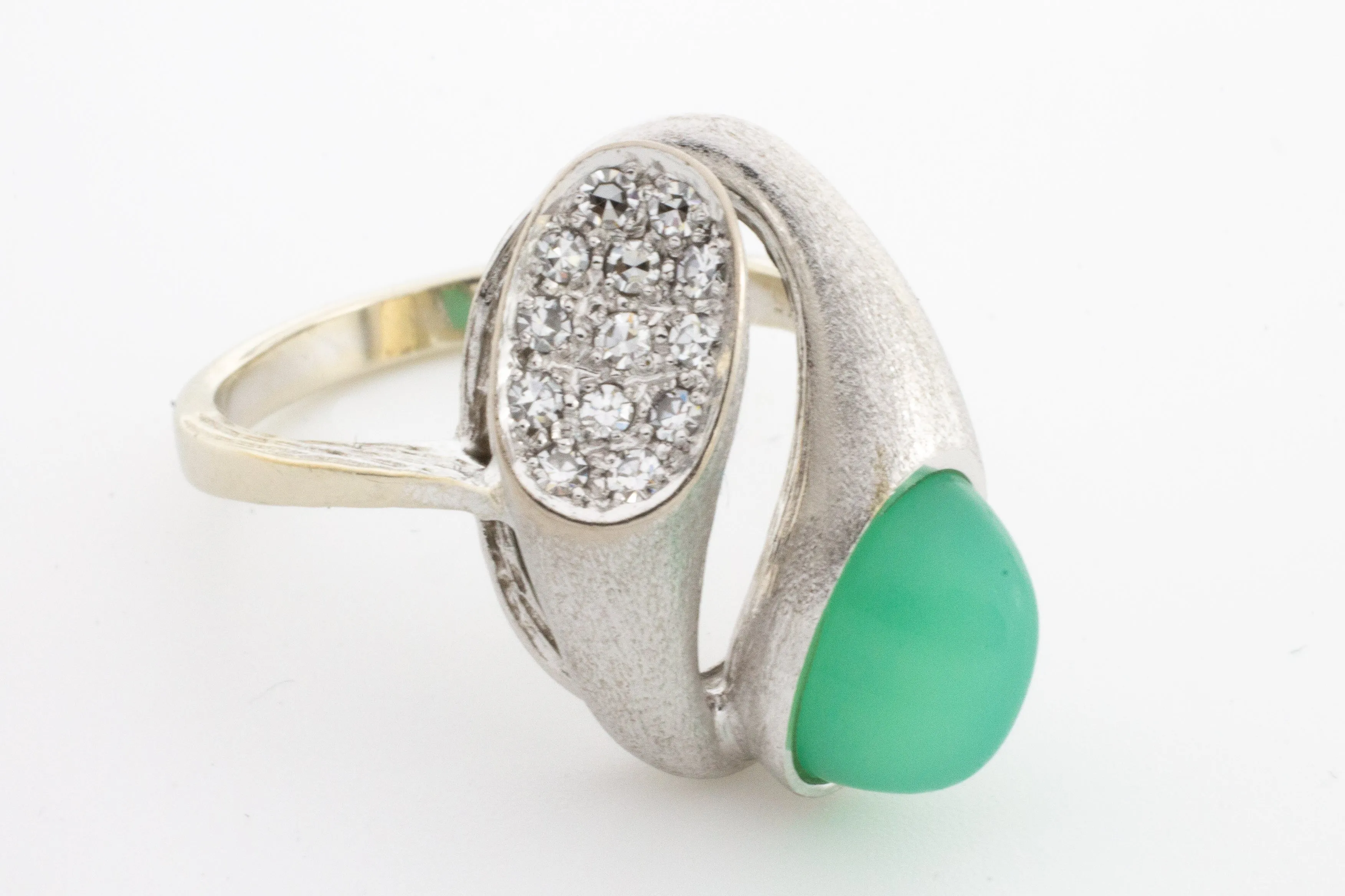 White gold ring with chrysoprase and diamonds